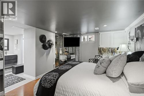 33 Centennial Parkway S, Hamilton, ON - Indoor Photo Showing Bedroom