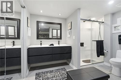 33 Centennial Parkway S, Hamilton, ON - Indoor Photo Showing Bathroom