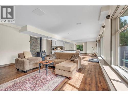 134 Deerview Crescent, Princeton, BC - Indoor Photo Showing Living Room