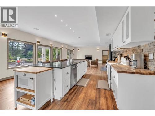 134 Deerview Crescent, Princeton, BC - Indoor Photo Showing Kitchen