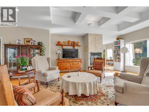 134 Deerview Crescent, Princeton, BC - Indoor Photo Showing Living Room