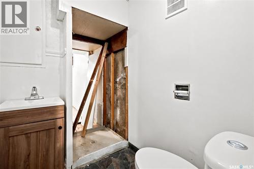 4240 8Th Avenue, Regina, SK - Indoor Photo Showing Bathroom