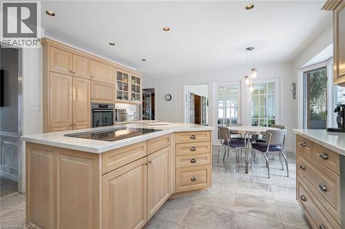 Kitchen with sit-up island - 18 Stonegate Drive, Hamilton, ON 