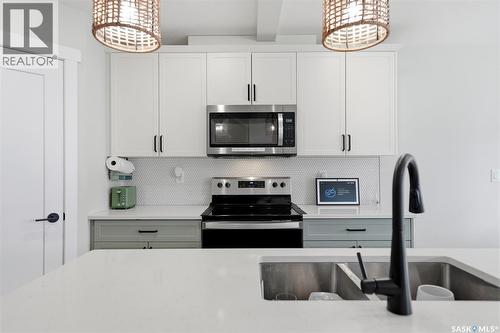 210 Schmeiser Bend, Saskatoon, SK - Indoor Photo Showing Kitchen With Double Sink With Upgraded Kitchen
