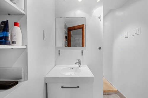 Bathroom - 1-645 Rue Prince-Arthur O., Montréal (Le Plateau-Mont-Royal), QC - Indoor Photo Showing Bathroom