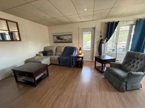 Salon - 9 Rue Principale S., Laverlochère-Angliers, QC 