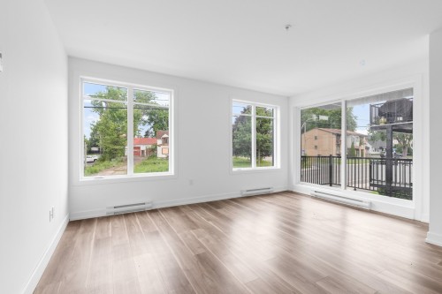 Salon - 207-140 Boul. St-Elzear O., Laval (Vimont), QC - Indoor