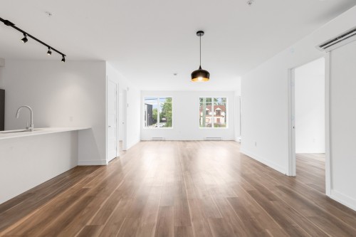 Salon - 207-140 Boul. St-Elzear O., Laval (Vimont), QC - Indoor