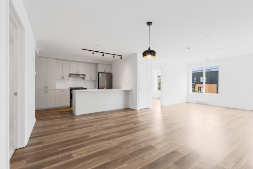 102 140 Boul St Elzear O — photo 1