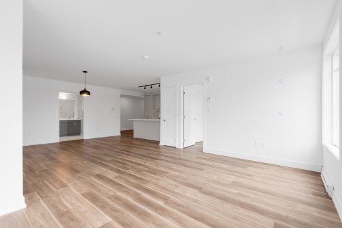 Salon - 102-140 Boul. St-Elzear O., Laval (Vimont), QC - Indoor