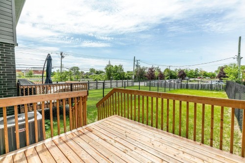 Courtyard - 146 Westcroft Road, Beaconsfield, QC 