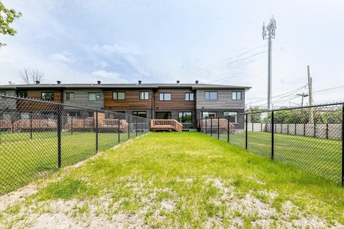 Courtyard - 146 Westcroft Road, Beaconsfield, QC 