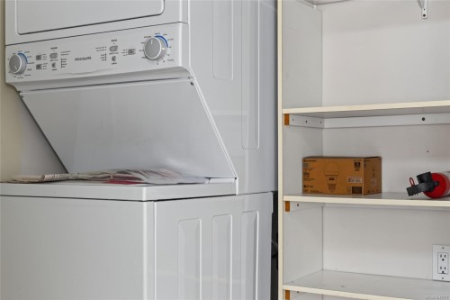 #302-245 First St, Duncan, BC - Indoor Photo Showing Laundry Room