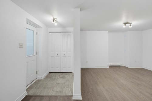 Hall d'entrée/Vestibule - 2-315 Rue Sabourin, Thurso, QC - Indoor Photo Showing Other Room