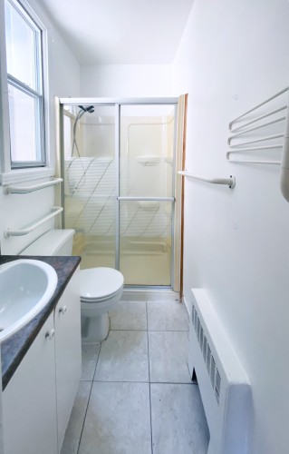 Bathroom - 5853 Rue Dolbeau, Montréal (Côte-Des-Neiges/Notre-Dame-De-Grâce), QC 