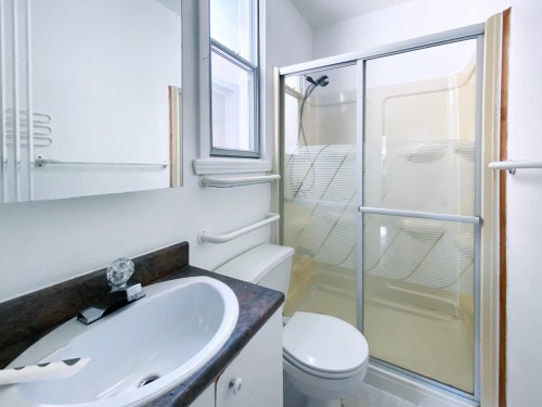 Bathroom - 5853 Rue Dolbeau, Montréal (Côte-Des-Neiges/Notre-Dame-De-Grâce), QC 