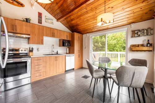 Vue d'ensemble - 2034 Route 337, Sainte-Julienne, QC - Indoor Photo Showing Kitchen