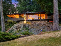 945 Deerwood Pl Saanich, BC V8Y 1B2