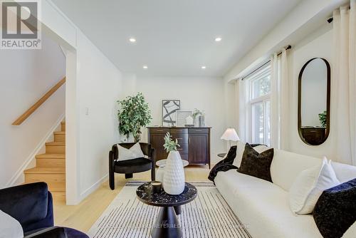 7 Cossar Drive, Aurora, ON 