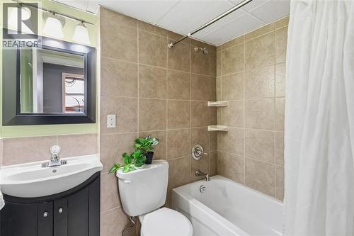 768 Grenfell Drive, London, ON - Indoor Photo Showing Bathroom