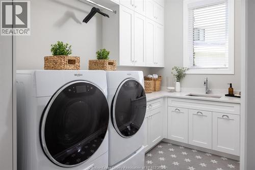 6005 Silver Maple Road, Lasalle, ON - Indoor Photo Showing Laundry Room