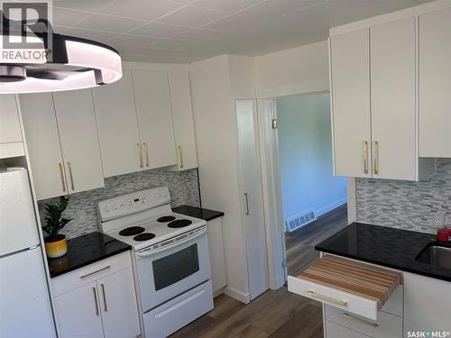 925 O Avenue S, Saskatoon, SK - Indoor Photo Showing Kitchen