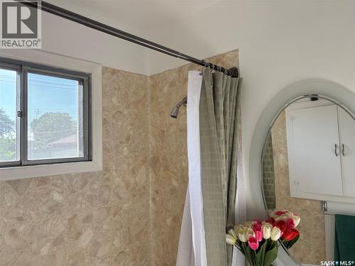 925 O Avenue S, Saskatoon, SK - Indoor Photo Showing Bathroom