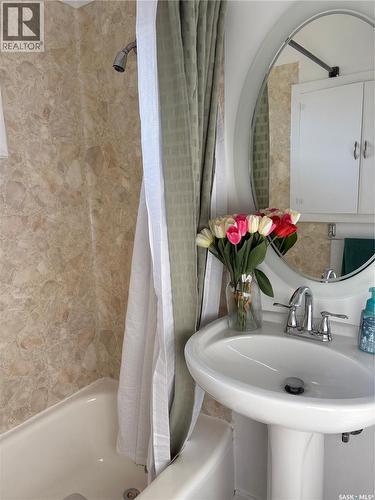 925 O Avenue S, Saskatoon, SK - Indoor Photo Showing Bathroom