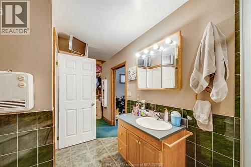 219 Inshes, Chatham, ON - Indoor Photo Showing Bathroom