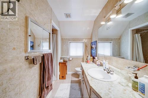 219 Inshes, Chatham, ON - Indoor Photo Showing Bathroom