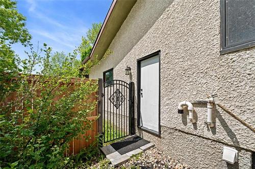 215 Garton Ave, Winnipeg, MB 