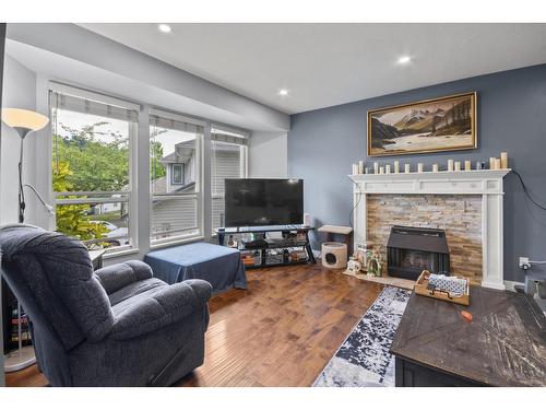2655 Chapman Place, Abbotsford, BC - Indoor Photo Showing Living Room With Fireplace