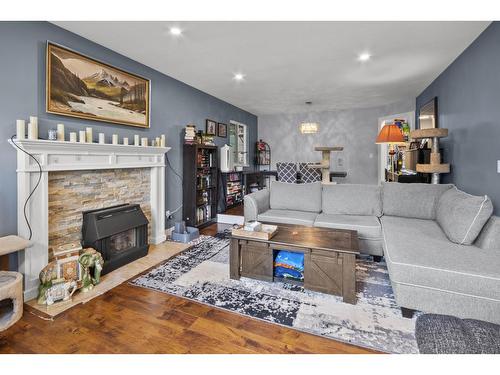 2655 Chapman Place, Abbotsford, BC - Indoor Photo Showing Living Room With Fireplace