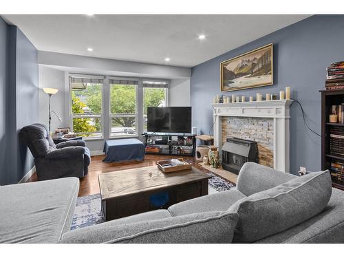 2655 Chapman Place, Abbotsford, BC - Indoor Photo Showing Living Room With Fireplace