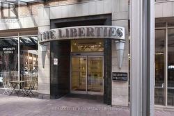 404 - 717 BAY STREET Toronto, ON M5G 2J9