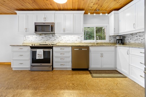 Kitchen - 68 Ch. Stephens, Otter Lake, QC - Indoor Photo Showing Kitchen With Upgraded Kitchen