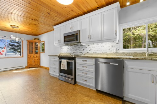 Kitchen - 68 Ch. Stephens, Otter Lake, QC - Indoor Photo Showing Kitchen With Upgraded Kitchen