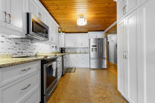 Kitchen - 68 Ch. Stephens, Otter Lake, QC - Indoor Photo Showing Kitchen With Upgraded Kitchen