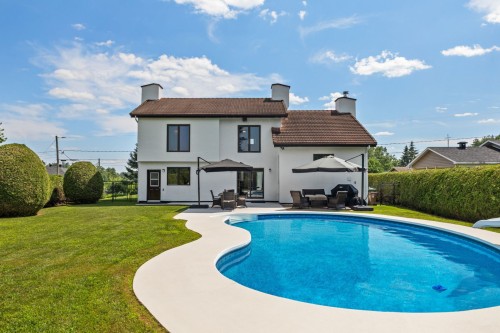 Cour - 240 Rue Bissonnette, Papineauville, QC - Outdoor With In Ground Pool With Backyard