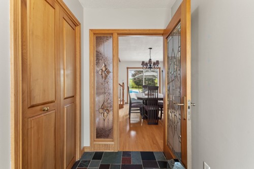 Hall d'entrée/Vestibule - 240 Rue Bissonnette, Papineauville, QC - Indoor Photo Showing Other Room
