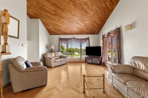 Salon - 240 Rue Bissonnette, Papineauville, QC - Indoor Photo Showing Living Room