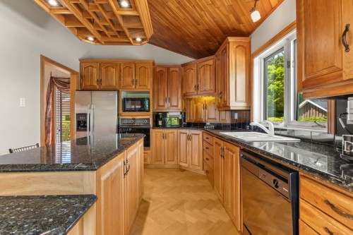 Cuisine - 240 Rue Bissonnette, Papineauville, QC - Indoor Photo Showing Kitchen