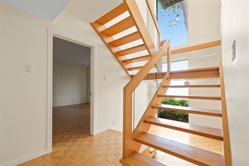 Escalier - 20240 Ch. Lakeshore, Baie-D'Urfé, QC - Indoor Photo Showing Other Room