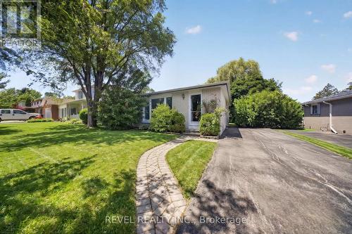 9 DELORAINE DRIVE  Brampton, ON L6T 1T5