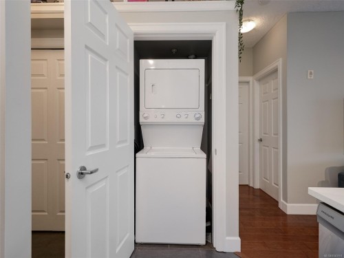 #204-76 Gorge Rd West, Saanich, BC - Indoor Photo Showing Laundry Room