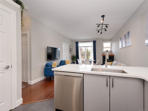 #204-76 Gorge Rd West, Saanich, BC - Indoor Photo Showing Kitchen