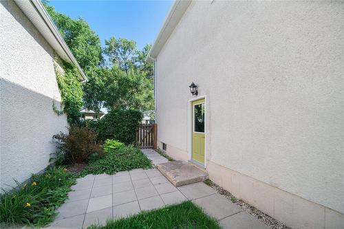 154 Thom Avenue E, Winnipeg, MB 