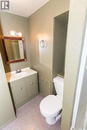 729 Saskatchewan Avenue, Kerrobert, SK - Indoor Photo Showing Bathroom