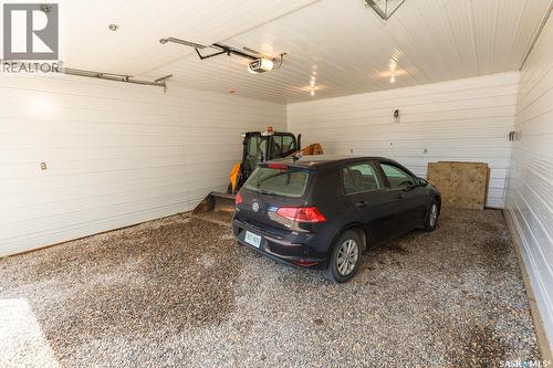 729 Saskatchewan Avenue, Kerrobert, SK - Indoor Photo Showing Garage