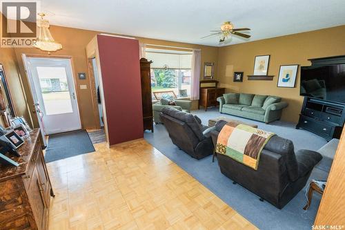 729 Saskatchewan Avenue, Kerrobert, SK - Indoor Photo Showing Living Room